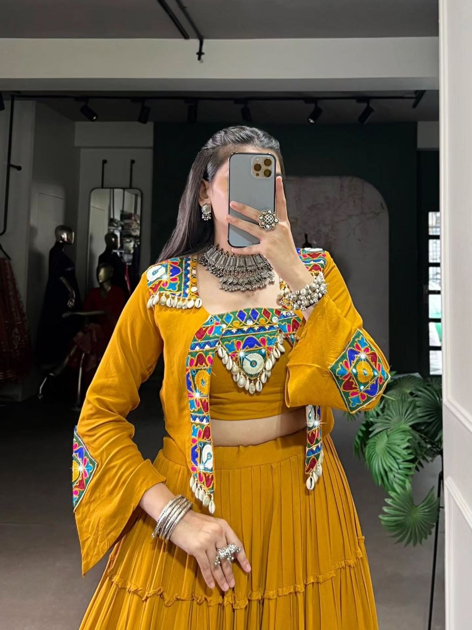 Darbar-e-Rang Choli