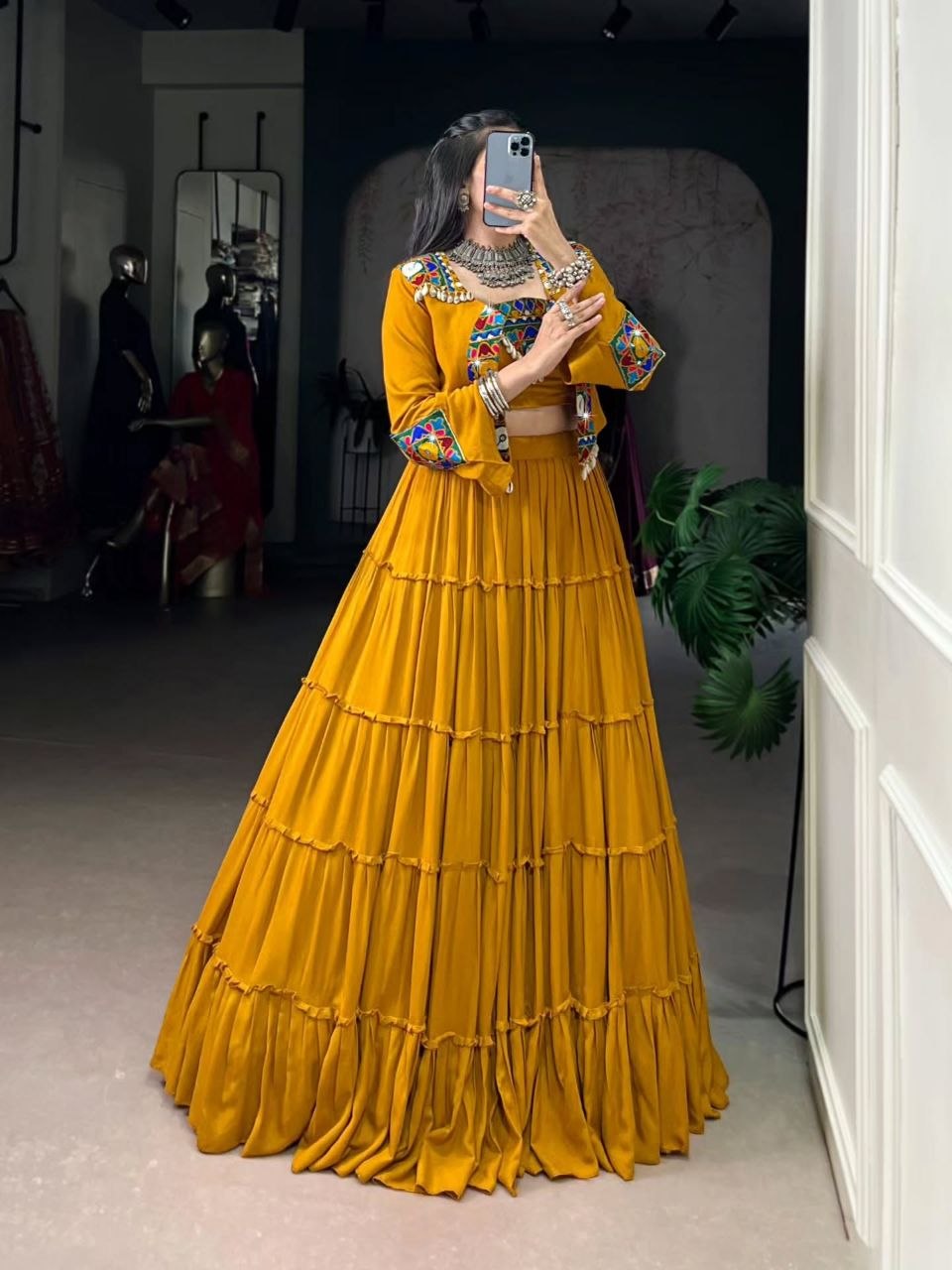 Darbar-e-Rang Choli